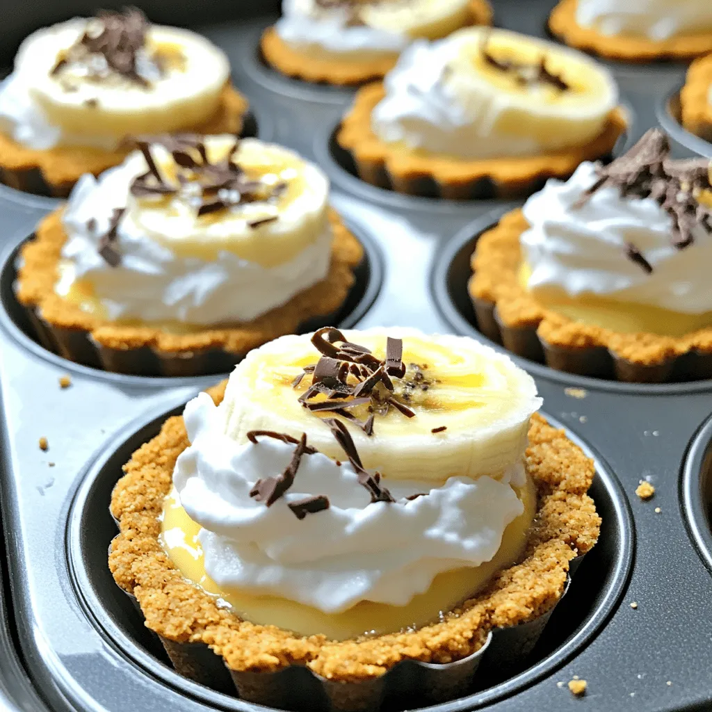 Für diese köstlichen Mini Törtchen brauchen wir einige einfache Zutaten: - 1 ½ Tassen zerbrochene Graham-Cracker-Kekse - ½ Tasse geschmolzene Butter - 2 reife Bananen, in Scheiben geschnitten - 1 ½ Tassen Schlagsahne (schwer) - ½ Tasse Puderzucker - 1 Teelöffel Vanilleextrakt - ½ Tasse Vanillepudding, zubereitet und abgekühlt - Schokoladenraspeln oder Kakaopulver zum Garnieren