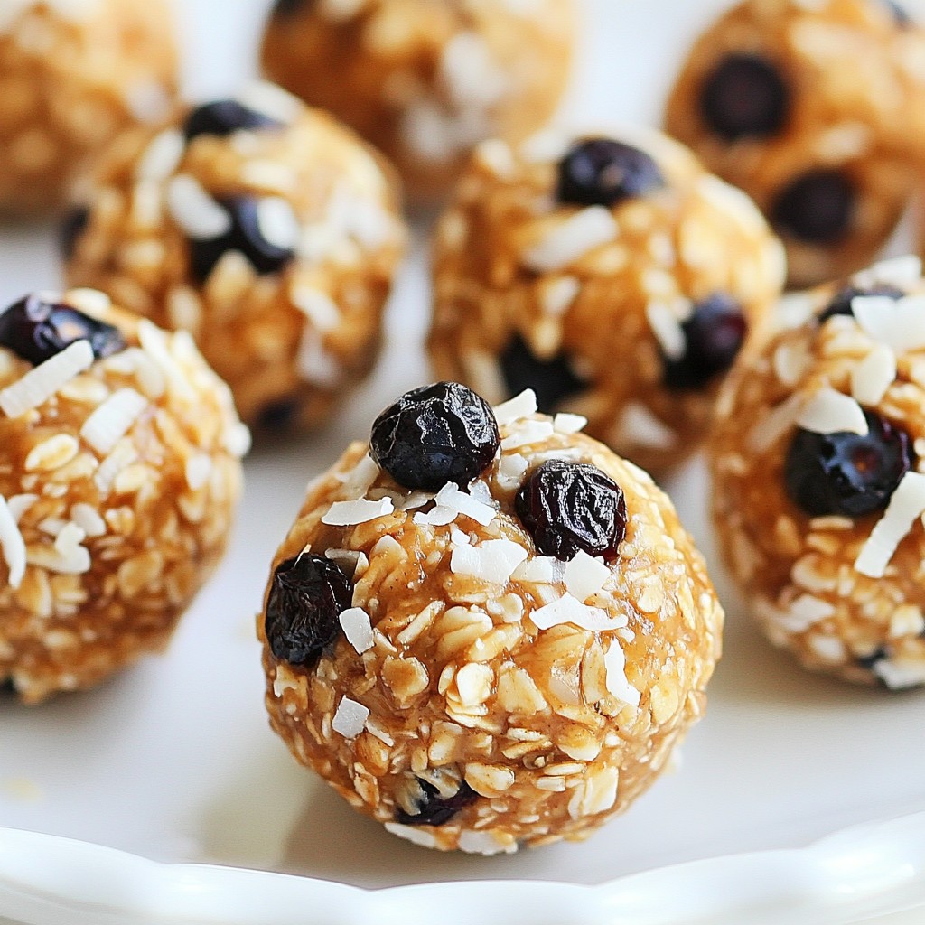 Energie-Bällchen aus Blaubeeren und Kokosnuss leicht